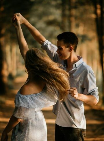 Koppeltje danst in het Bos