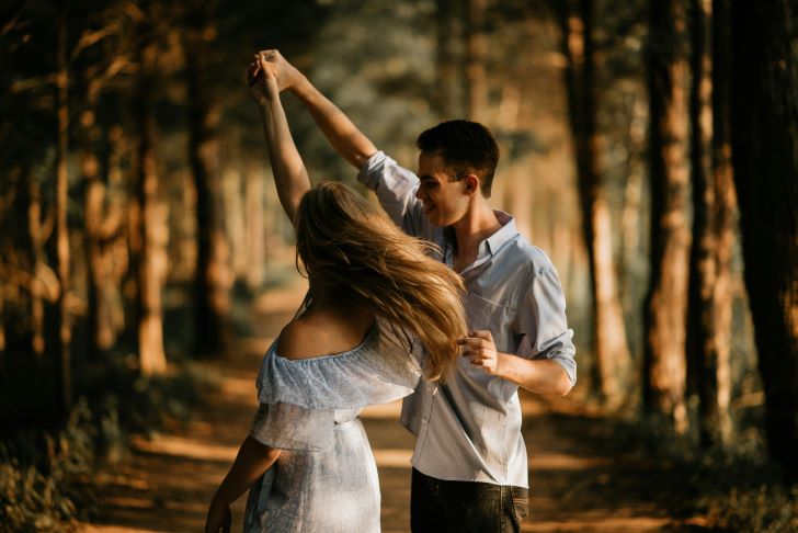 Koppeltje danst in het Bos