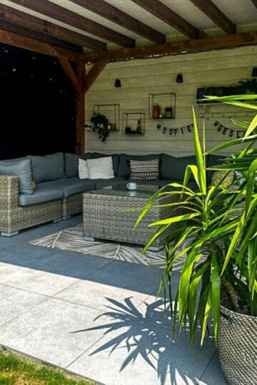 Overkapping met Lounge Tuinset en een Tegelvloer