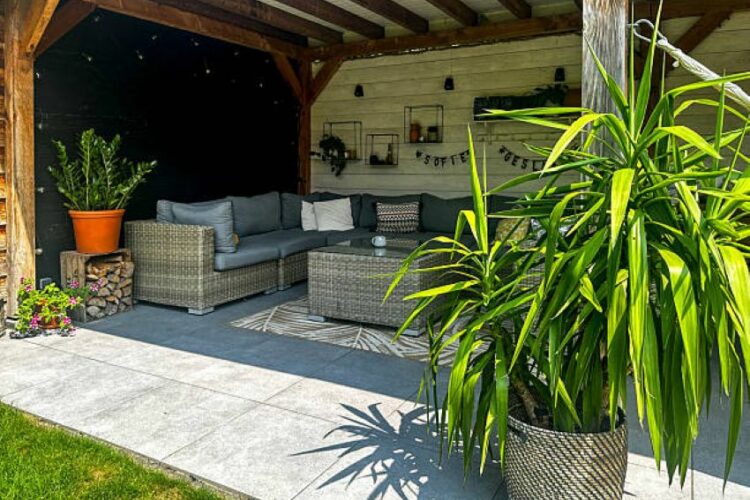 Overkapping met Lounge Tuinset en een Tegelvloer