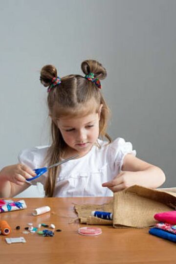 Kind is aan het Borduren